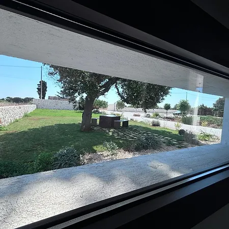 וילה Aeneas Pool & Jacuzzi Al Mare Torre Guaceto ספקיולה